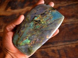 หินลาบราดอไรต์ดิบคุณภาพสูงสุด ขายส่ง หินลาบราดอไรต์ธรรมชาติสีฟ้าและสีม่วง - Product Image 6