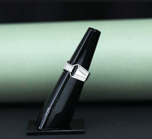 Anillo de Diamantes con Pavé Geométrico de Lujo - Product Image 1