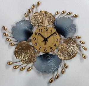 Horloge circulaire en métal doré et bleu en forme de feuille d'éventail avec accents perlés. Design accrocheur disponible à prix de gros. - Product Image 1