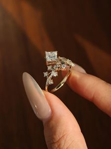 แหวนเพชรทรงปรินเซสคัท 1.00 กะรัต ประดับลายดอกไม้ ทองคำแท้ 14K เพชรเพาะเลี้ยง พร้อมใบรับรอง IGI ของขวัญพิเศษสำหรับเธอ - Product Image 3