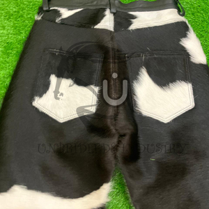 Pantalones acampanados unisex de cuero, cuero vacuno con estampado natural, color negro y blanco. - Product Image 4