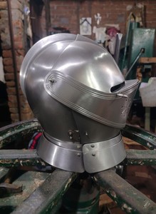 Casco de Caballero Medieval Plateado, Acero 3D Pulido, Armadura Antigua, Soporte de Madera Recortado para Decoración del Hogar, Marco Enterprises - Product Image 6