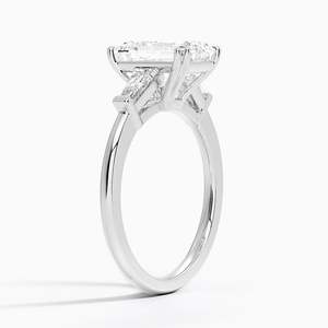 Bague de fiançailles classique en diamant taille émeraude, sertie de griffes en platine, pour femme - Product Image 2