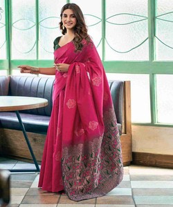 Sari de Seda Rosa con Borde Floral, Traje Tradicional Indio para Bodas, para Mujer - Product Image 2