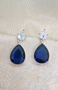 Boucles d'oreilles pendantes bleu profond de qualité supérieure, avec détails en cristal transparent, accessoires de mode en laiton, disponibles directement en usine - Product Image 2