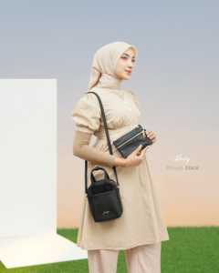Sac à main en cuir synthétique de qualité supérieure avec fermeture éclair, bandoulière réglable, poche fonctionnelle et portefeuille intégré - Product Image 1