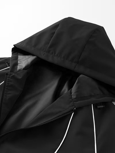 Chaqueta Cortavientos Acolchada con Capucha, Diseño Moderno, Resistente al Viento, con Franjas Reflectantes, Deportiva, de Alta Calidad, Colores y Logotipo Personalizables - Product Image 4