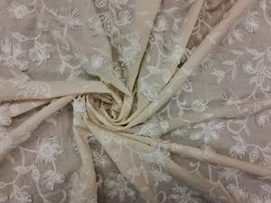 Tissu floral 3D en coton blanc de qualité supérieure, respirant et léger, pour robes de femmes et de filles, en stock, vente en gros - Product Image 4