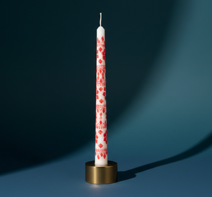 Vela cónica de lujo pintada a mano con un vibrante acabado rojo y motivos florales e intrincados de grullas ilustrados a mano. - Product Image 3