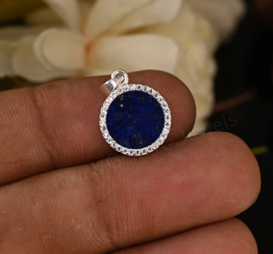 Pendentif unisexe chrétien en argent 925 plaqué rhodium avec pierre précieuse naturelle Lapis Lazuli de 10 mm, serti clos et orné de zircons cubiques - Product Image 5