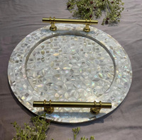 Plateaux décoratifs ronds de haute qualité, fortement recommandés, avec incrustations florales en nacre et poignées en laiton, pour Diwali, design contemporain