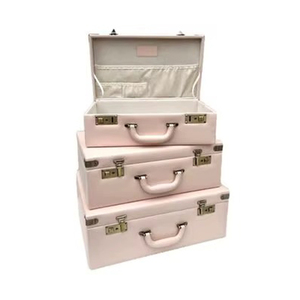 Ensemble de valises rose poudré avec fermoirs vintage, poches intérieures et poignée robuste pour un voyage élégant et un rangement charmant - Product Image 1