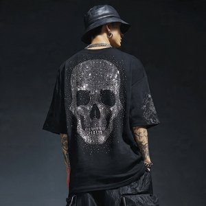 เสื้อยืด OEM ประดับเพชรเทียม ผู้ชาย สไตล์สตรีทฤดูร้อน เสื้อยืดคอกลม แขนสั้น ประดับหมุดสีเงิน สำหรับผู้ชาย - Product Image 3