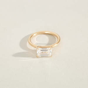 Bague de fiançailles solitaire minimaliste en or jaune massif 14 carats avec diamant de laboratoire certifié IGI taille émeraude 2 carats serti à griffes - Product Image 1