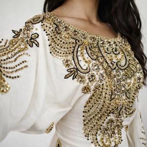 Elegante Caftán Farasha Blanco con Bordado de Cuello en Dorado, Adorno de Cuentas de Cristal, Largo MAXI, Mangas de Mariposa para Boda - Product Image 3