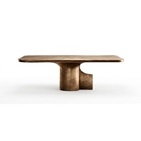 Table basse élégante avec plateau en marbre et base en aluminium moulé, finition plaquée laiton, style et fonctionnalité au service de la praticité