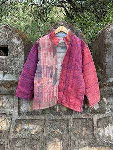 Chaqueta Kantha de Algodón Hecha a Mano para Mujer – Abrigo Acolchado Único con Parches de Sari Vintage, Prenda Étnica Boho Ligera - Product Image 1