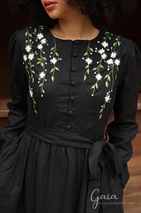Elegante Vestido Maxi de Lino Negro con Bordado Floral Hecho a Mano, Vestido Largo de Manga Larga con Corte en A, Moda Ética para la Noche - Product Image 4