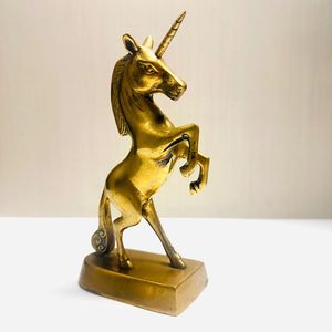 Sculpture de licorne en laiton design, pièce décorative pour la salle d'étude et une décoration contemporaine élégante - Product Image 1