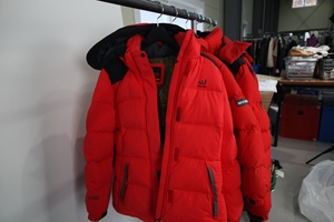 Chaqueta Acolchada de Plumas de Pato y Ganso Auténticas Coreanas Usadas Yoursup, Modelo A-U-T-PA, Fardo de 100 kg, Video Verificado Transparente, Exportación al por Mayor - Product Image 4