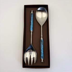Juego de utensilios para servir ensalada plateados y pulidos, de metal decorativo, con mango redondo de resina azul. - Product Image 4