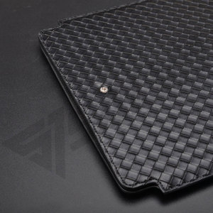 Funda Protectora de Piel Genuina de Lujo para Laptop, con Patrón Geométrico Negro, para MacBooks y Laptops - Product Image 1
