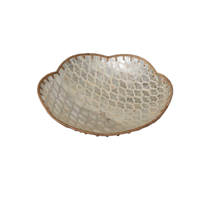 Plateau décoratif en bambou tressé avec incrustation unique de nacre, forme festonnée, plateaux de service de luxe en provenance du Vietnam - Product Image 3