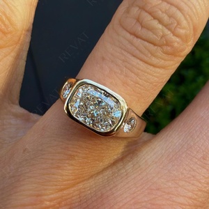 Anillo de Compromiso de Tres Piedras con Diamante Cultivado en Laboratorio de 2 Quilates, Corte Alargado, Certificado IGI - Product Image 1