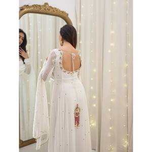 Robe de soirée élégante XL avec Dupatta brodé et pantalon pour les occasions spéciales Party Wear Ensemble - Product Image 4