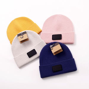 Bonnet d'hiver en acrylique tricoté de luxe pour hommes et femmes, personnalisable avec logo de créateur, doux et confortable pour les voyages - Product Image 4