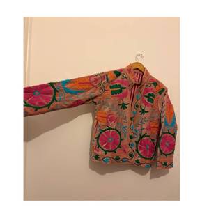 Chaqueta de Terciopelo con Bordado Suzani Estilo Indio de Primera Calidad, Prenda Exterior Étnica Bohemia Hecha a Mano, a la Moda - Product Image 5