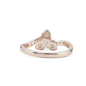Anillo de compromiso de oro rosa de 14K/18K con tres diamantes cultivados en laboratorio de corte redondo en forma de flor, delicado anillo de boda apilable con diseño de trébol. - Product Image 4