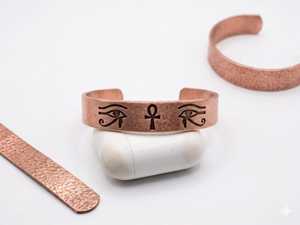 Brazalete de cobre martillado a mano con el símbolo del Ankh y el Ojo de Horus, talismán egipcio antiguo. - Product Image 2