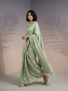 Sari en soie de framboise pure brodé pour femme Elite Weaves avec travail Leheriya et bordure à sequins, fabriqué en Inde - Product Image 3