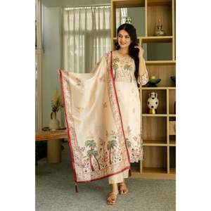 Ensemble de costume en viscose et soie d'Assam brodé pour femmes, avec haut et bas ornés de perles - Product Image 1