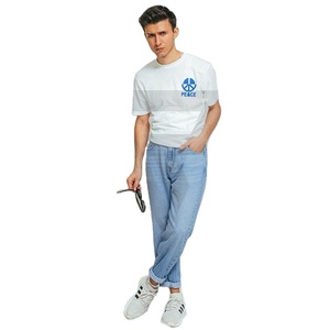 Jean en denim de coton bleu clair taille haute pour homme, coupe droite mi-longue, avec design pulvérisé sur le devant, effet délavé et patchwork de logos, vente en gros - Product Image 4