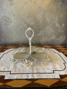 ถาดเสิร์ฟโลหะสีเงินตกแต่งลายใบไม้พร้อมหูจับตรงกลาง เหมาะสำหรับใส่ผลไม้อบแห้งและช็อกโกแลต - Product Image 2