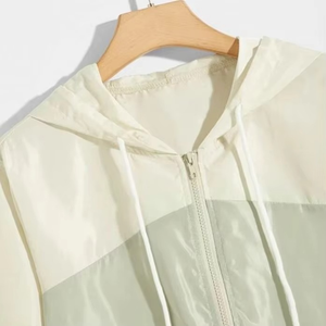 Veste coupe-vent légère personnalisée à blocs de couleur pour homme, résistante à l'eau, pour le sport en extérieur, avec fermeture éclair intégrale et logo frontal - Product Image 2