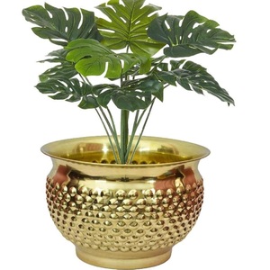 Macetero de latón hecho a mano con corte de diamante para espacios de oficinas, hoteles, cafeterías y restaurantes. Macetero de latón para exportación mundial desde India. - Product Image 1