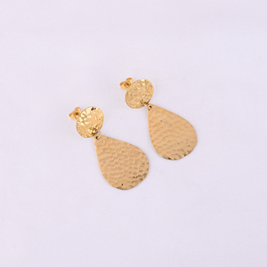 Pendientes de moda con doble lágrima dorada martillada para mujer - Product Image 1