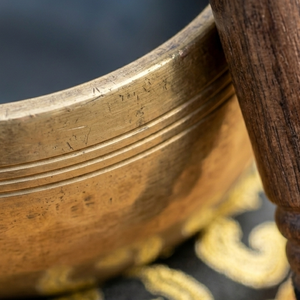 Bol chantant à son grave profond et à haute fréquence - Bol métallique au son terreux profond pour la thérapie sonore et la pleine conscience - Product Image 4