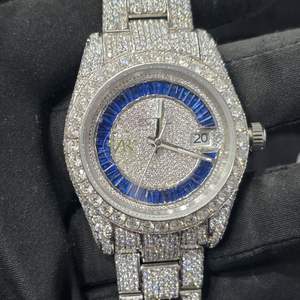 Montre de luxe à quartz analogique sertie de diamants Moissanite, en acier inoxydable bicolore, cadran bleu, lunette GMT, diamants carrés et baguette - Product Image 1