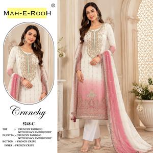Look élégant pour femmes présentant un costume pakistanais avec rembourrage texturé, broderies lourdes et travail Khatli. - Product Image 4