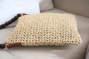 Un sac fourre-tout en fil naturel magnifiquement conçu, qui se démarque grâce à ses décorations uniques en perles de bois, pour femmes. - Product Image 4