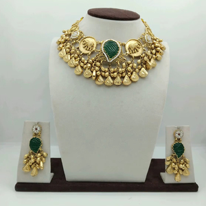 Parure de bijoux de mariée traditionnelle plaquée or, comprenant un collier ras-du-cou lourd avec perles centrales en pierre verte et des boucles d'oreilles assorties - Product Image 1