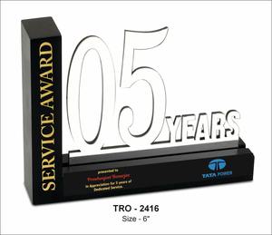 Trofeo de reconocimiento de hito numérico con diseño de acrílico cortado y base sólida para el agradecimiento a los empleados y la reconocida labor de larga duración. - Product Image 2