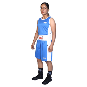 Conjunto de Boxeo Elite para Mujer, Blanco y Dorado, Personalizado, para Entrenamiento Profesional, con Sujetador Deportivo y Pantalones Cortos Tipo Falda - Product Image 3