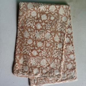 Tela de Algodón Estampada a Mano con Diseño Floral Marrón Beige, Tela India Hecha a Mano para Confección de Vestidos - Product Image 4