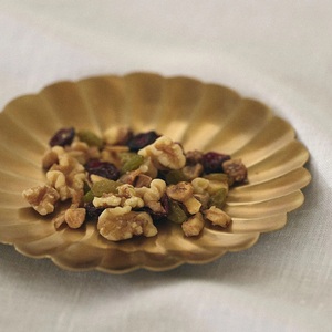 Plato de Metal Dorado con Borde de Pétalos y Diseño Acanalado Texturizado para Servir Alimentos, Dulces, Aperitivos, Eventos y Decoración de Mesa - Product Image 5