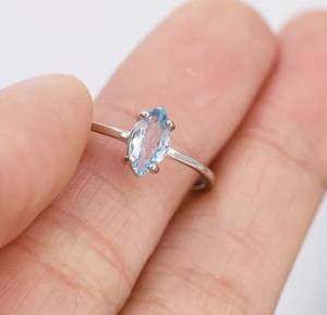 แหวนโทแพซทรงมาร์คีส์สีฟ้าธรรมชาติแท้ ประดับบนตัวเรือนเงินแท้ชุบทอง 14K เหมาะสำหรับงานหมั้น งานแต่งงาน วันครบรอบ และใส่ซ้อนกับแหวนอื่นๆ - Product Image 2